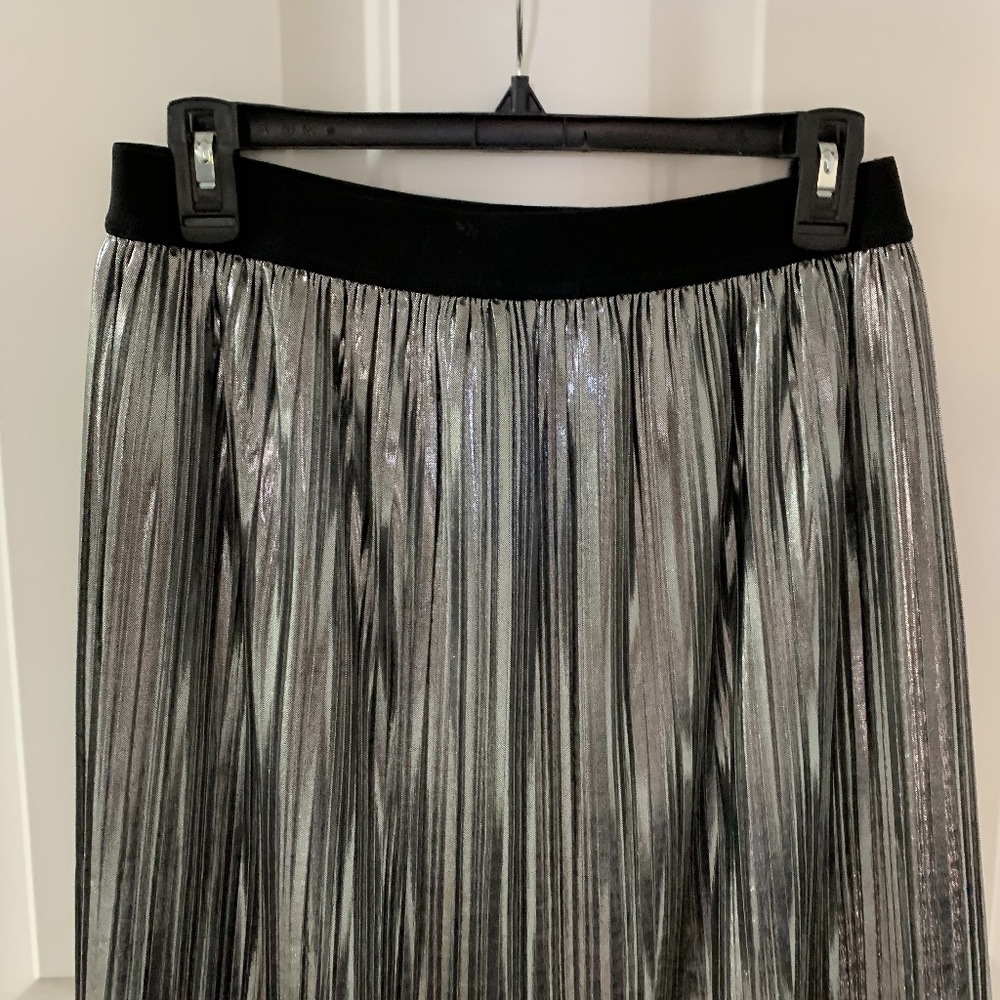 Project runway silver pleated skirt size small (fits size 4 - 8)